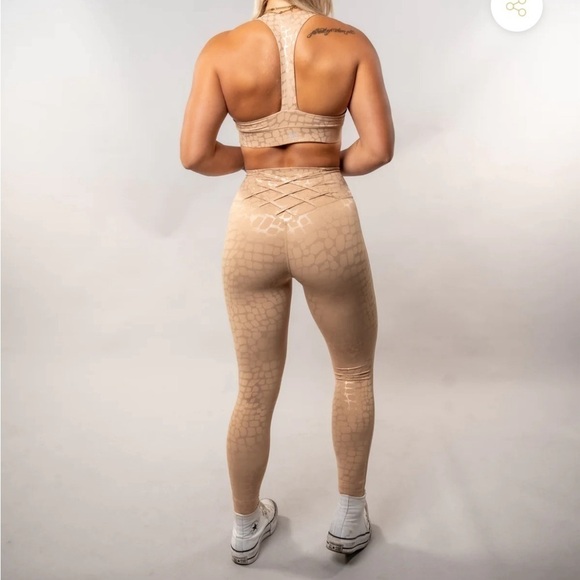 Til You Collapse Moxie Criss Cross Leggings - Cashmere Large Leopard Embossed - Picture 4 of 12